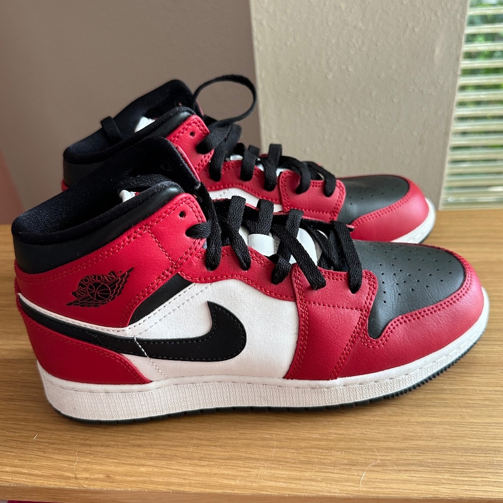 Jordan 1 Mid Chicago Black Toe